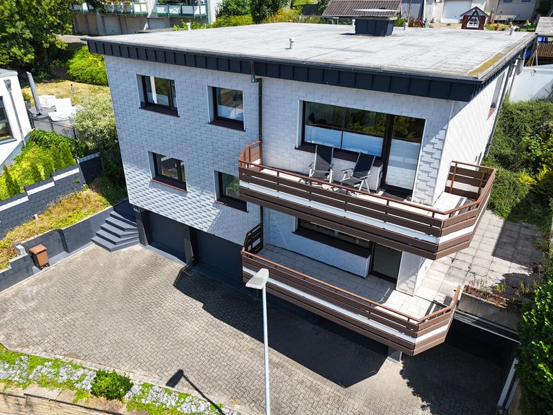 NEU: Top modernisiertes Zweifamilienhaus mit Garten & vier Garagen in Breckerfeld zu verkaufen!!!